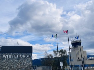 Vista del aeropuerto Erik Nielsen de Whitehorse, Canadá