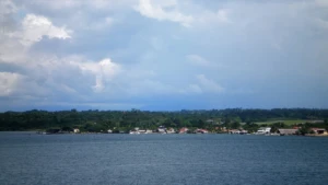 Vista del litoral cerca del Aeropuerto de Puerto Barrios