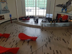 Vista general del interior del aeropuerto de Iqaluit