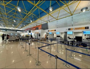 Zona de check-in en el aeropuerto de Salerno
