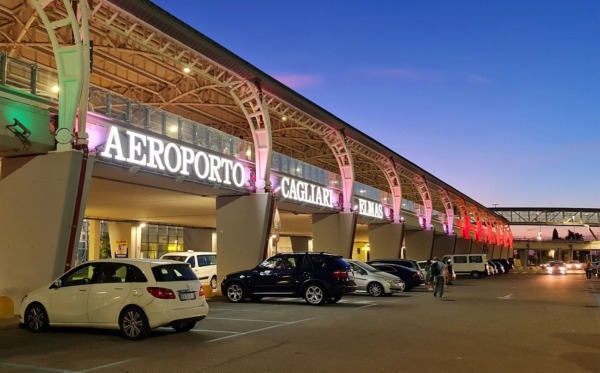 Aeropuerto de Cagliari-Elmas: vista del área de estacionamiento