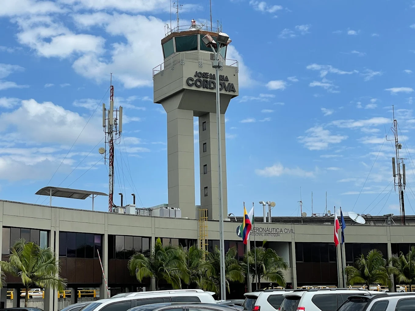 Aeropuerto José María Córdova: torre de control y fachada