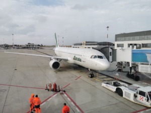 Avión de Alitalia estacionado en el aeropuerto de Cagliari-Elmas