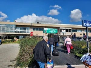 Aeropuerto de Reggio di Calabria: personas llegando