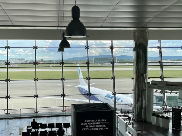 Avión Blue Air visible desde el interior del aeropuerto