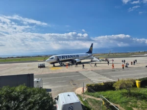 Avión de Ryanair en el Aeropuerto de Reggio Calabria