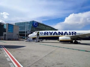 Avión de Ryanair estacionado en el aeropuerto de Turín