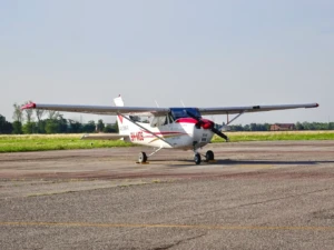 Avión ligero estacionado en la pista del aeropuerto