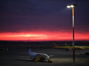 Aviones estacionados en el aeropuerto al amanecer