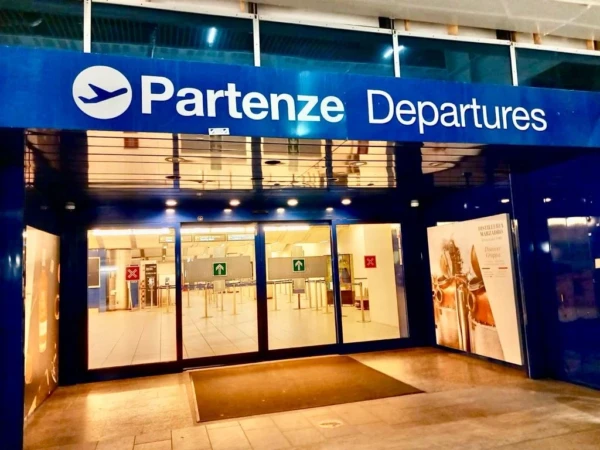 Entrada al área de salidas en el aeropuerto de Verona