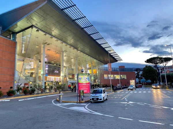 Fachada del Aeropuerto de Nápoles-Capodichino al atardecer