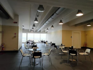 Interior del Aeropuerto de Parma con mesas y sillas