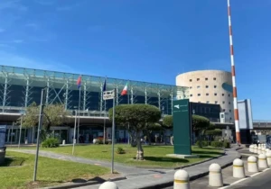 Aeropuerto de Catania-Fontanarossa: fachada principal y áreas verdes