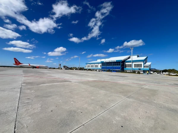 Aeropuerto de Cayo Coco: vista del edificio y avión