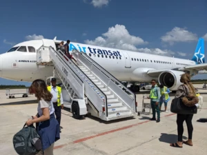 Avión Air Transat con pasajeros y personal en Cayo Coco
