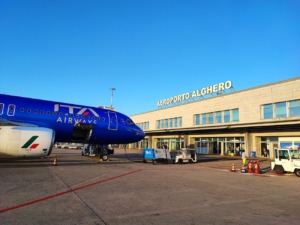 Avión de ITA Airways en el Aeropuerto de Alghero