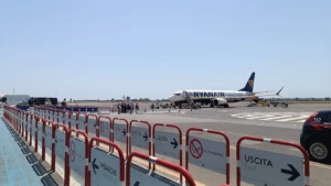 Avión de Ryanair en la pista del aeropuerto