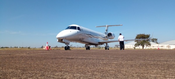Avión estacionado en pista del aeropuerto Dr. Augusto Roberto Fuster