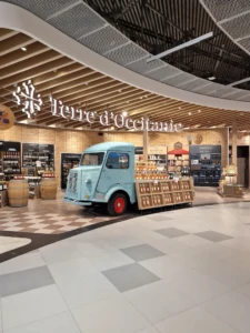 Camioneta azul en tienda del aeropuerto de Toulouse