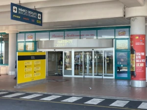 Entrada principal al aeropuerto de Bari, Italia