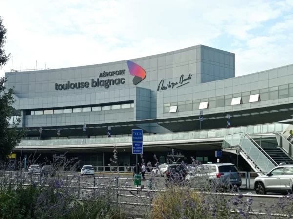 Fachada principal del aeropuerto de Toulouse-Blagnac