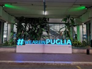 Letras iluminadas forman la frase #WEAREINPUGLIA