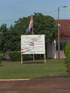 Letrero de bienvenida en el Aeropuerto Dr. Augusto Roberto Fuster