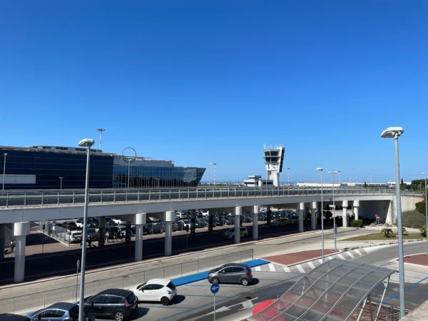 Vista del aeropuerto de Bari desde una estructura elevada