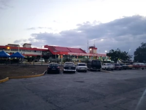 Aeropuerto Antonio Maceo: vista exterior del edificio principal