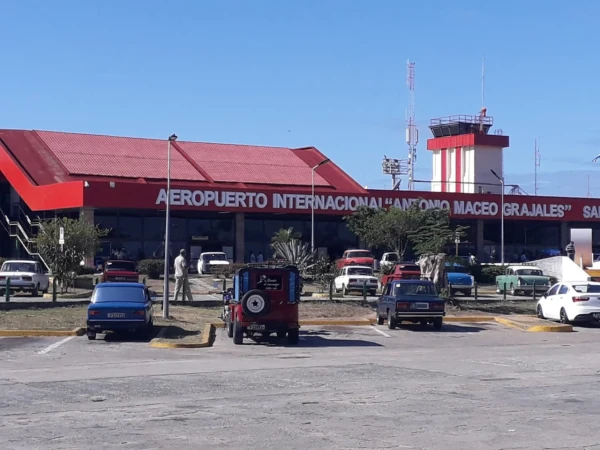 Aeropuerto Internacional Antonio Maceo y Grajales: vista exterior