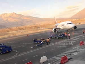 Avión LAN en el Aeropuerto Internacional Alfredo Rodríguez Ballón