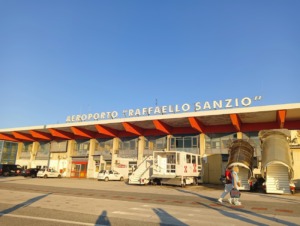 Fachada del Aeropuerto de Ancona-Falconara Raffaello Sanzio