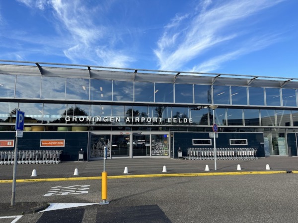Fachada del aeropuerto de Groningen-Eelde en los Países Bajos
