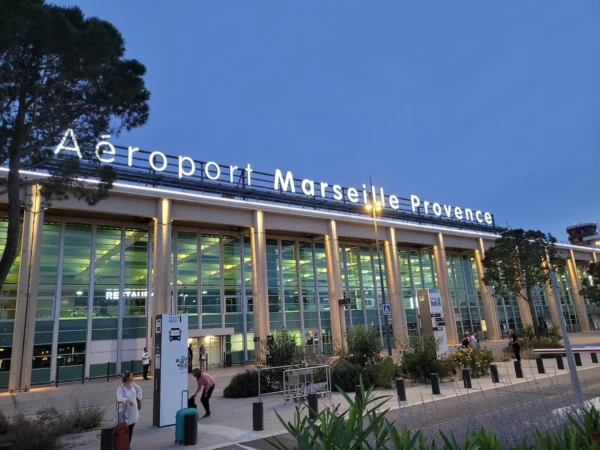Fachada principal del Aeropuerto de Marsella-Provenza