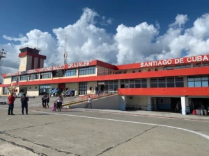Fachada principal del Aeropuerto Internacional Antonio Maceo