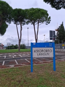 Letrero del Aeropuerto Luigi Ridolfi en Forlì, Italia