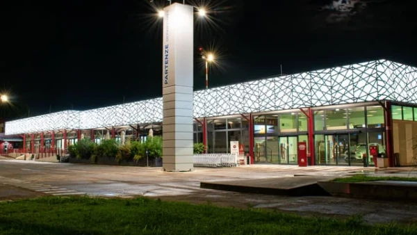 Vista nocturna de la entrada del aeropuerto de Forlì
