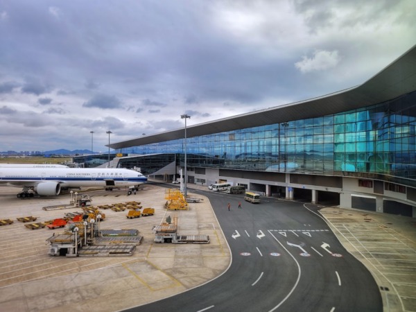 Aeronaves y terminal moderna en el aeropuerto de Cantón-Baiyun