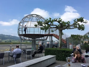 Aeropuerto de Berna: estructura esférica y área de descanso