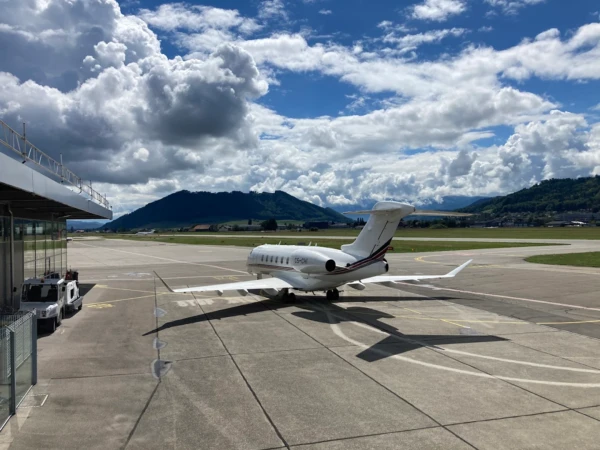 Avión privado en la pista del aeropuerto de Berna