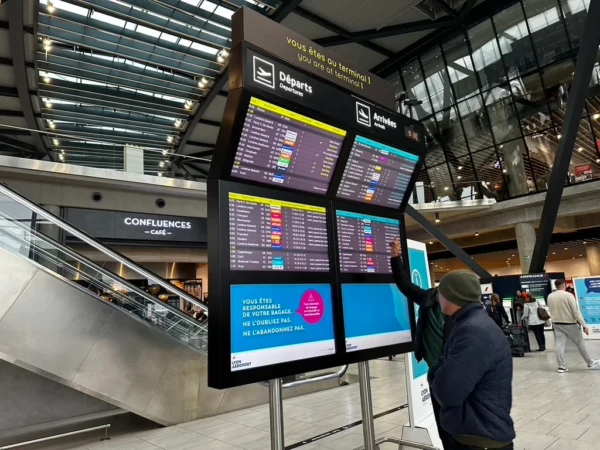 Tablero de información de vuelos en el aeropuerto