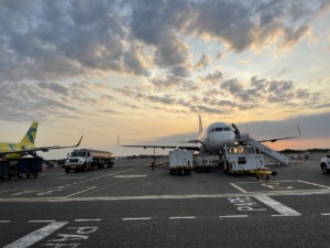 Aeronaves y vehículos en la pista del aeropuerto