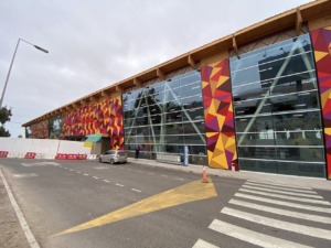 Aeropuerto de Arica: fachada principal y acceso peatonal señalizado