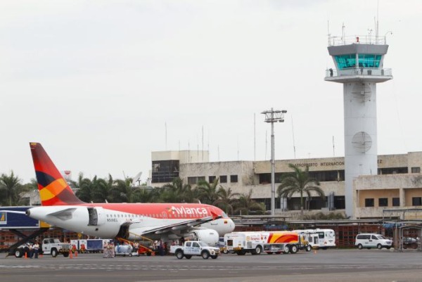 Avión de Avianca en el Aeropuerto Rafael Núñez