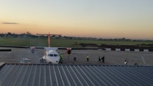 Avión en plataforma del Aeropuerto Internacional Rosario Islas Malvinas