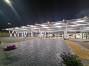 Aeropuerto Ernesto Cortissoz: zona de acceso iluminada