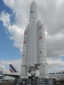 Cohete blanco con banderas y aviones de pasajeros