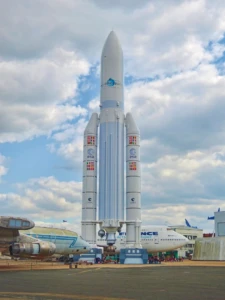 Cohete espacial Ariane en exhibición en Le Bourget