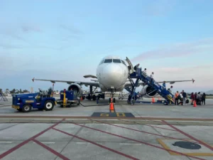 Aeronave en Chiclayo: desembarque de pasajeros en la pista
