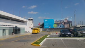 Aeropuerto Internacional de Chiclayo: Fachada, torre de control y publicidad
